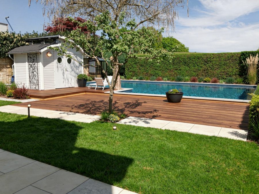 Gartenstil Pool-Landscaping – Pool mit Holzdeck und Liegen